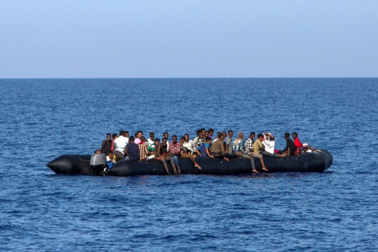Naufrage en Méditerranée: au moins 90 migrants donnés pour morts	